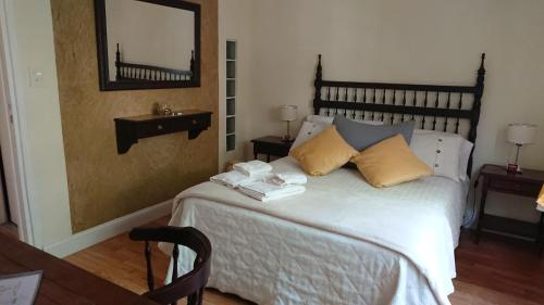 una camera da letto con un grande letto con asciugamani di Excelente departamento con balcón a la calle sobre avenida a Buenos Aires
