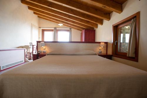 Katil atau katil-katil dalam bilik di Cavril Agriturismo