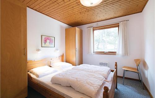 Vester SømarkenにあるAwesome Home In Nex With Kitchenの窓付きの部屋にベッド付きのベッドルーム1室があります。
