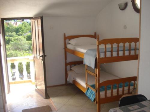 1 Schlafzimmer mit 2 Etagenbetten und einem Fenster in der Unterkunft Apartments Zdenka in Rogoznica
