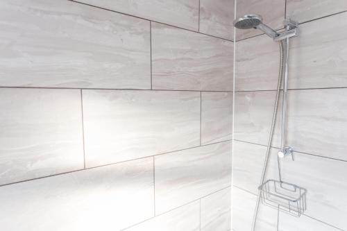 bagno con doccia e pareti in marmo bianco di Wren Suite Apt 2 Bed 1st Floor Apt close to Oxford Business & Science Parks a Oxford