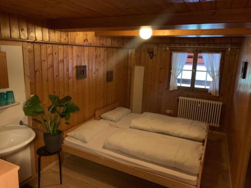 Ein Bett oder Betten in einem Zimmer der Unterkunft Stollenbacher Hütte auf 1092m