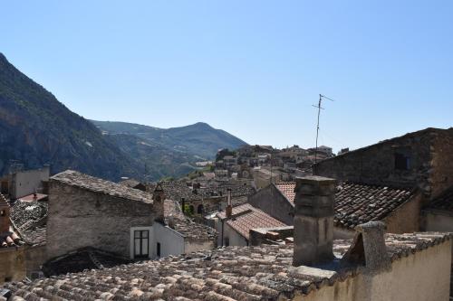 vista dal tetto di un villaggio di Casa Skanderbek a Civita