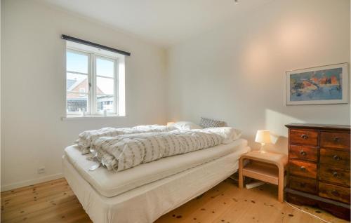 Un pat sau paturi într-o cameră la Nice Home In Glesborg With House Sea View