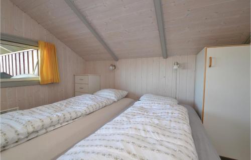 En eller flere senge i et værelse på Amazing Home In Fan With Sauna