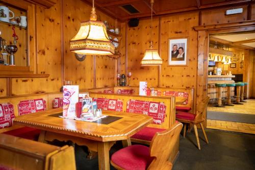 Un restaurante u otro lugar para comer en Hotel Post Krimml
