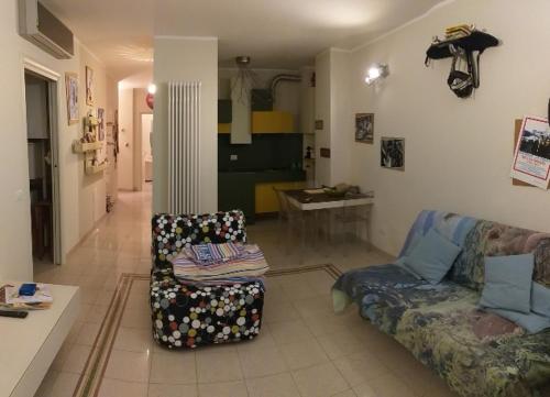sala de estar con sofá y silla en PIANO TERRA CON GIARDINO VICINO AL MARE en Viareggio