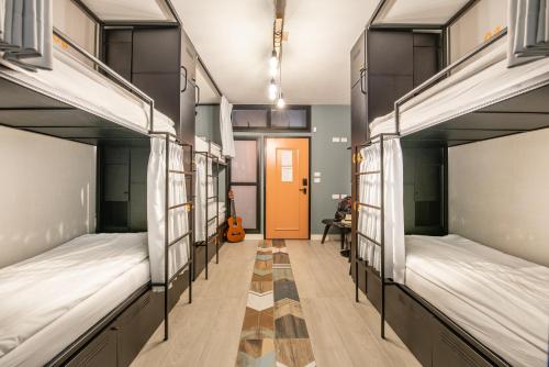 Katil dua tingkat atau katil-katil dua tingkat dalam bilik di The Spot Hostel