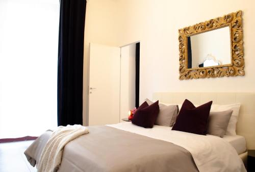 - une chambre avec un lit et un miroir mural dans l'établissement Apartment via Ferrucci 22, à Milan