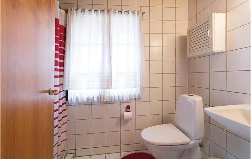 Kylpyhuone majoituspaikassa 3 Bedroom Amazing Home In Aakirkeby
