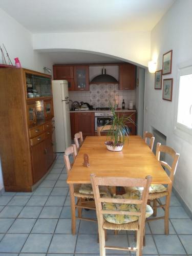 Dapur atau dapur kecil di Maremonti Consorzio di Calapiccola con piscina e spiaggia