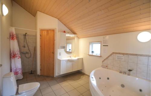 Koupelna v ubytování Stunning Home In Vggerlse With Kitchen
