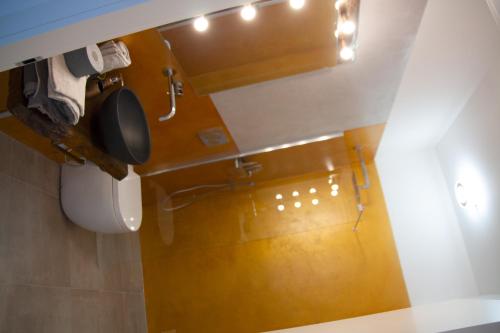 an overhead view of a bathroom with a toilet at NF8 Torino in Turin