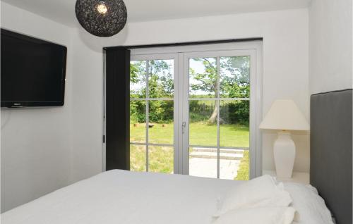Postel nebo postele na pokoji v ubytování Cozy Home In Vggerlse With House Sea View