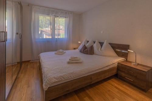 Postel nebo postele na pokoji v ubytování Schilthorn Apartment - Aare Jungfrau AG