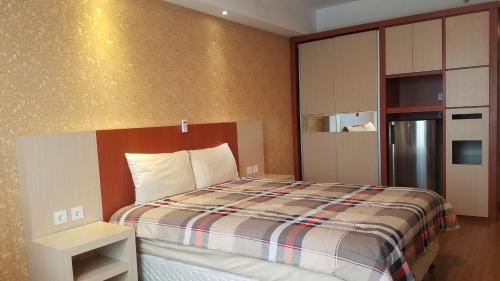 een hotelkamer met een bed en een kast bij Lavenderbnb Room 10 at Mataram City Apartment in Yogyakarta