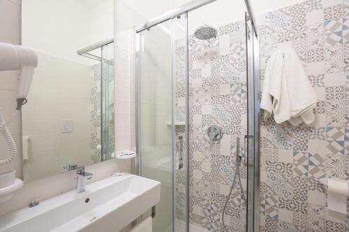 W łazience znajduje się prysznic i umywalka. w obiekcie Albergo Labotte w mieście Vieste