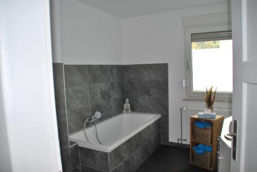 Phòng tắm tại Ferienhaus Moselblick