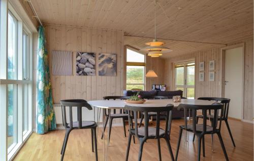 ヴィデ・サンデにあるAwesome Home In Hvide Sande With 3 Bedroomsのダイニングルーム(テーブル、椅子付)