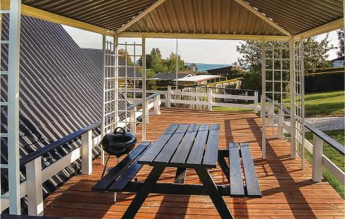 un tavolo da picnic in legno su una terrazza con tetto di Holiday Home Ternevej Hejls X a Hejls