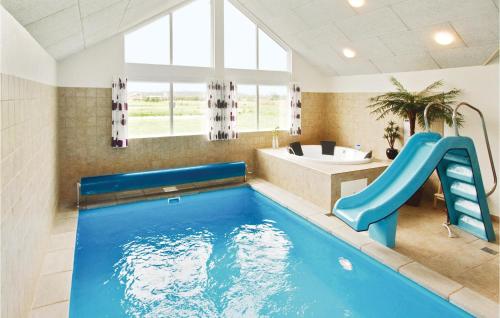 une salle de bains avec un toboggan et une piscine dans l'établissement Nice Home In Idestrup With Sauna, à Bøtø By