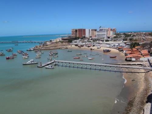 una vista aerea di un porto con barche in acqua di Yacht Cost Residence a Fortaleza
