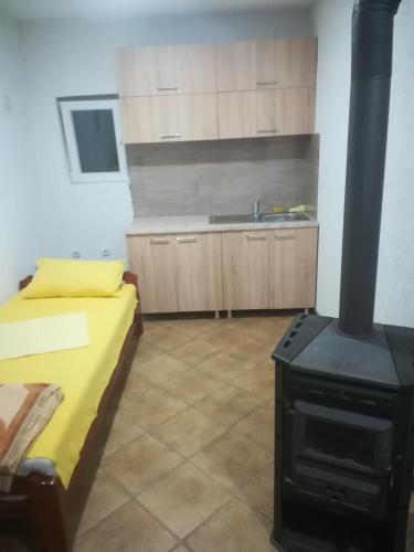 Η κουζίνα ή μικρή κουζίνα στο Etno selo Vile Jefimija, selo Preobrazenje, Vranje