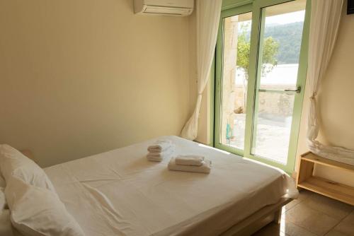 A bed or beds in a room at Meganisi Blue apartment