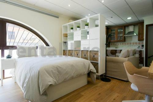 une chambre avec un grand lit et une cuisine dans l'établissement Loft24SANLUCAR, à Sanlúcar de Barrameda