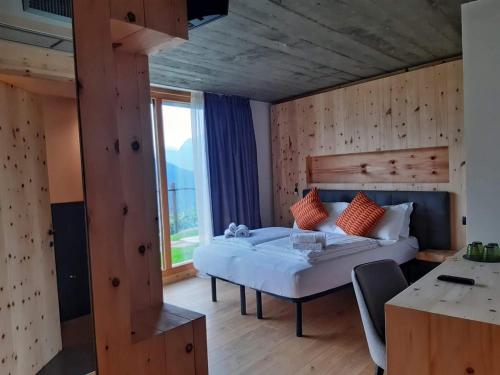 ein Schlafzimmer mit einem Bett und einem großen Fenster in der Unterkunft Agriturismo Bio Ca' Pianazòla in Chiavenna