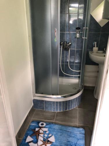 a small bathroom with a shower and a sink at Top Nyaraló Mindszent in Mindszent
