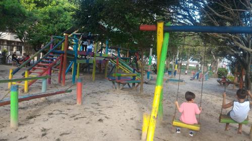 Kawasan permainan kanak-kanak di Apartamento com vista para o mar em Capão da Canoa!