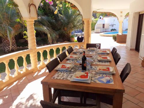 una mesa con comida y vino en un patio en Casa Del Sol, en L'Ametlla de Mar