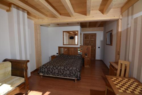 a bedroom with a bed and a wooden ceiling at Il Camino in Tignale