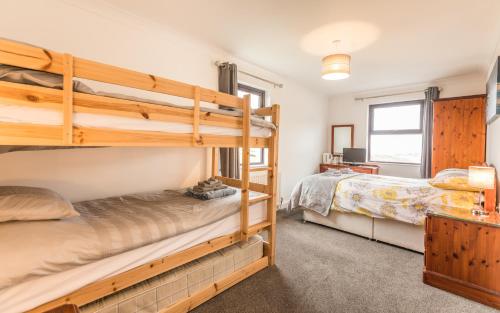 Ein Etagenbett oder Etagenbetten in einem Zimmer der Unterkunft The Wootons Inn