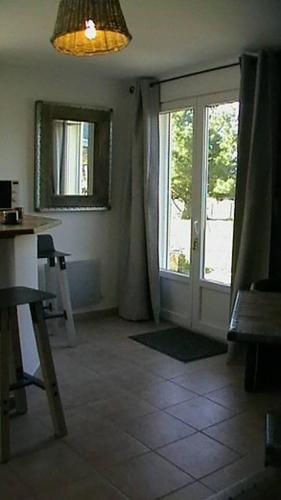 uma sala de estar com uma porta para um pátio em Gite rural Herbignac - La Roche Bernard em Herbignac