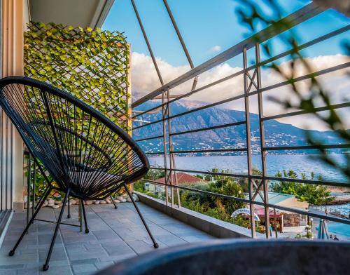 カラマタにあるSeafront Kalamata Haven - Blue Luxury Suiteの- 海の景色を望むバルコニー(椅子付)