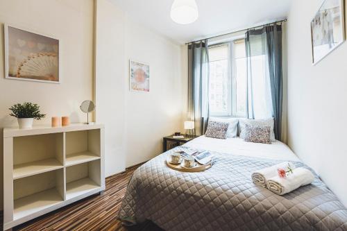 1 dormitorio con cama y ventana en Apartament Niecała Prince Deluxe, en Lublin