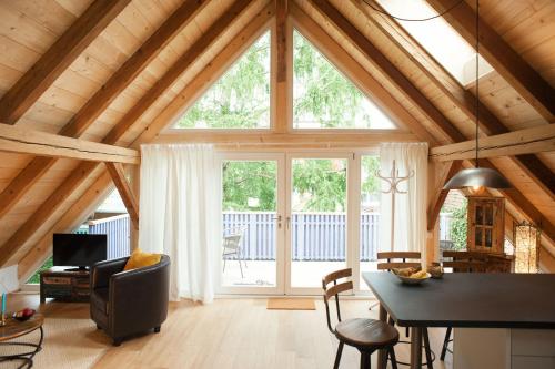 sala de estar con ventana grande y mesa en Sophies Scheune, nah beim Europapark, en Ettenheim