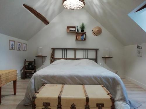 - une chambre avec un lit et un coffre à l'étage dans l'établissement Tribu du ZOO Saint Aignan centre 3ch Jardin et Parking privé clos de murs, à Saint-Aignan