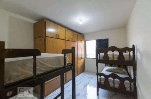 um quarto com 2 beliches num quarto em Casa Paraíso Ótima Localização em São Paulo