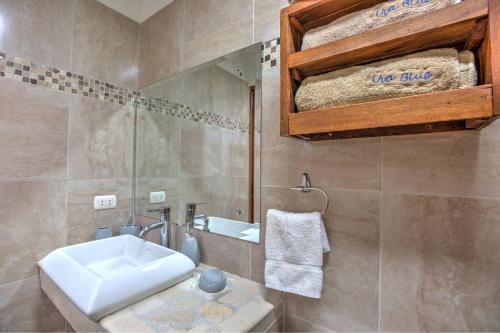 y baño con lavabo y aseo. en Villa # 4 - Luxury Two Bed Villa - Private Garden, en Cocles