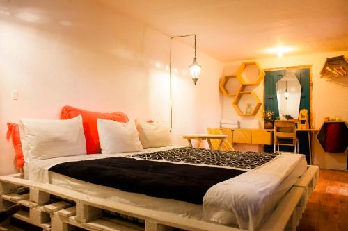 1 dormitorio con 1 cama hecha de un palé de madera en Corazón Corteza en San Cristóbal de Las Casas