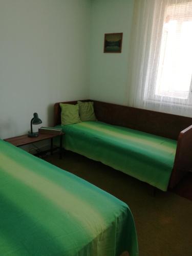 un soggiorno con 2 letti e un divano di Sara Apartman a Târgu-Mureş