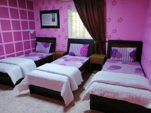 En eller flere senger på et rom på Khobar Fantastic Furnished Apartments