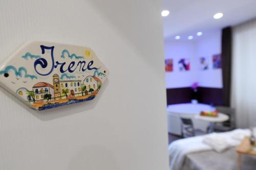 a sign on the wall of a hospital room at B&B IN CENTRO STORICO SALERNO in Salerno