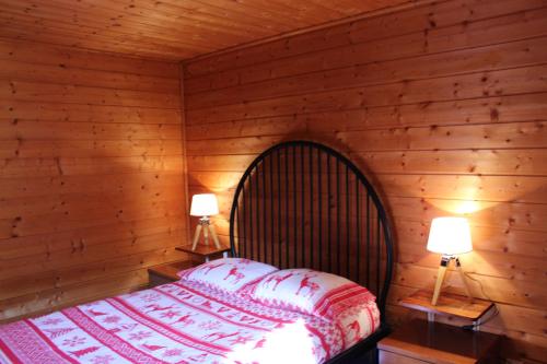 A bed or beds in a room at Grand Chalet 15 personnes. Vue exceptionnelle . Plein sud