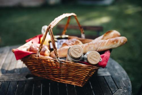 una cesta de pan en una mesa de picnic en Les chalets d'Arrens, en Arrens-Marsous