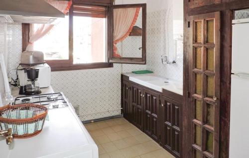 une cuisine avec un évier et une cuisinière four supérieur dans l'établissement Casa Agata, à Miami Platja