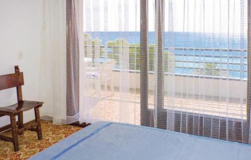 une chambre avec un lit et une vue sur l'océan dans l'établissement Casa Agata, à Miami Platja